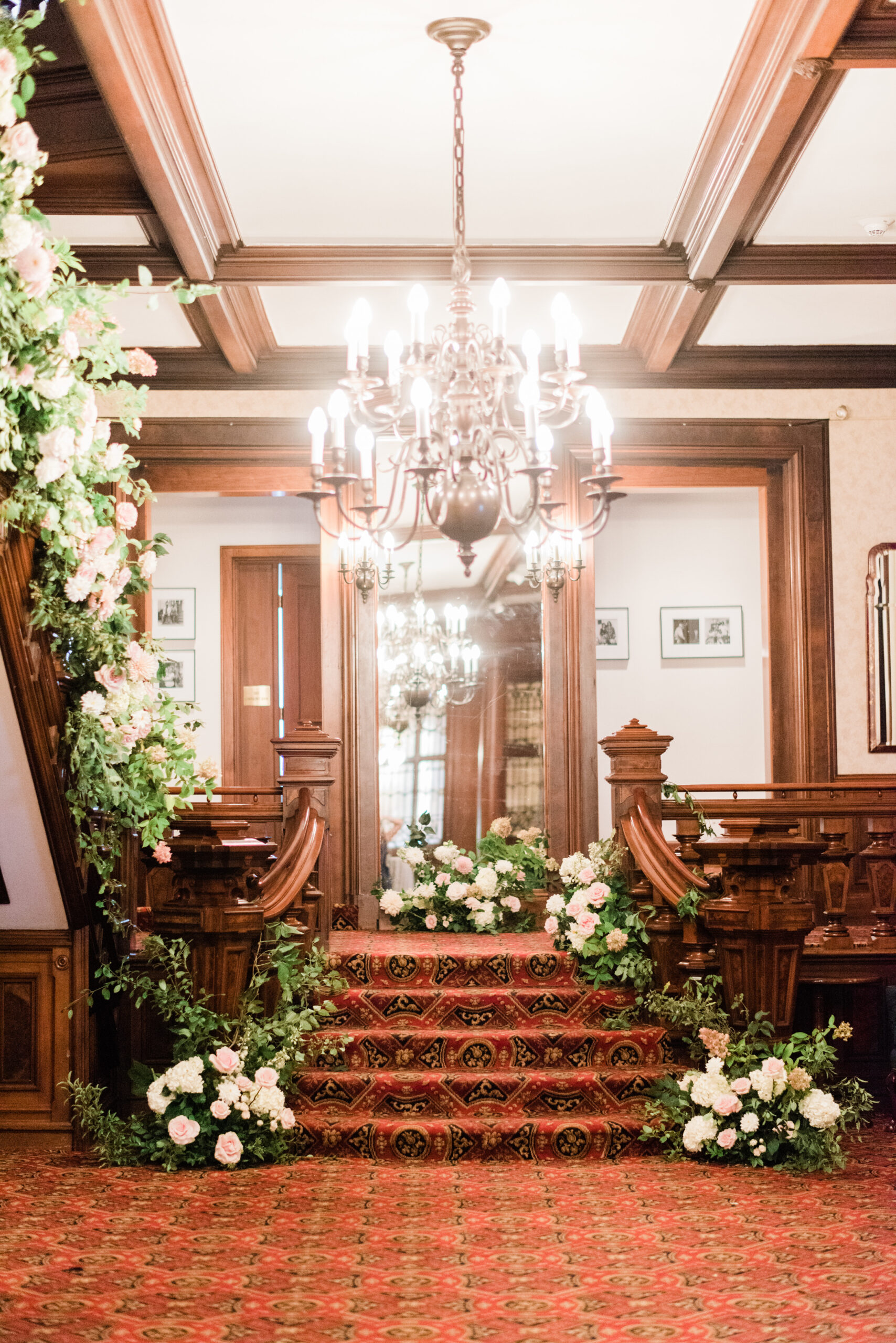 florals and greenery at Buffalo Club wedding | KC You There Wedding Event Services